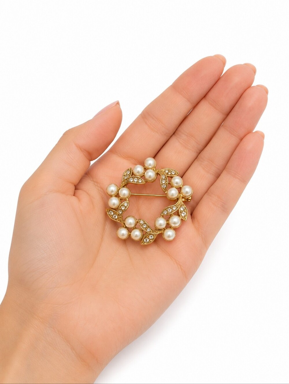 Vintage Faux Pearl Rhinestone Wreath Brooch Gold Tone Circle Pin Estate Jewelry - Picture 3 of 8